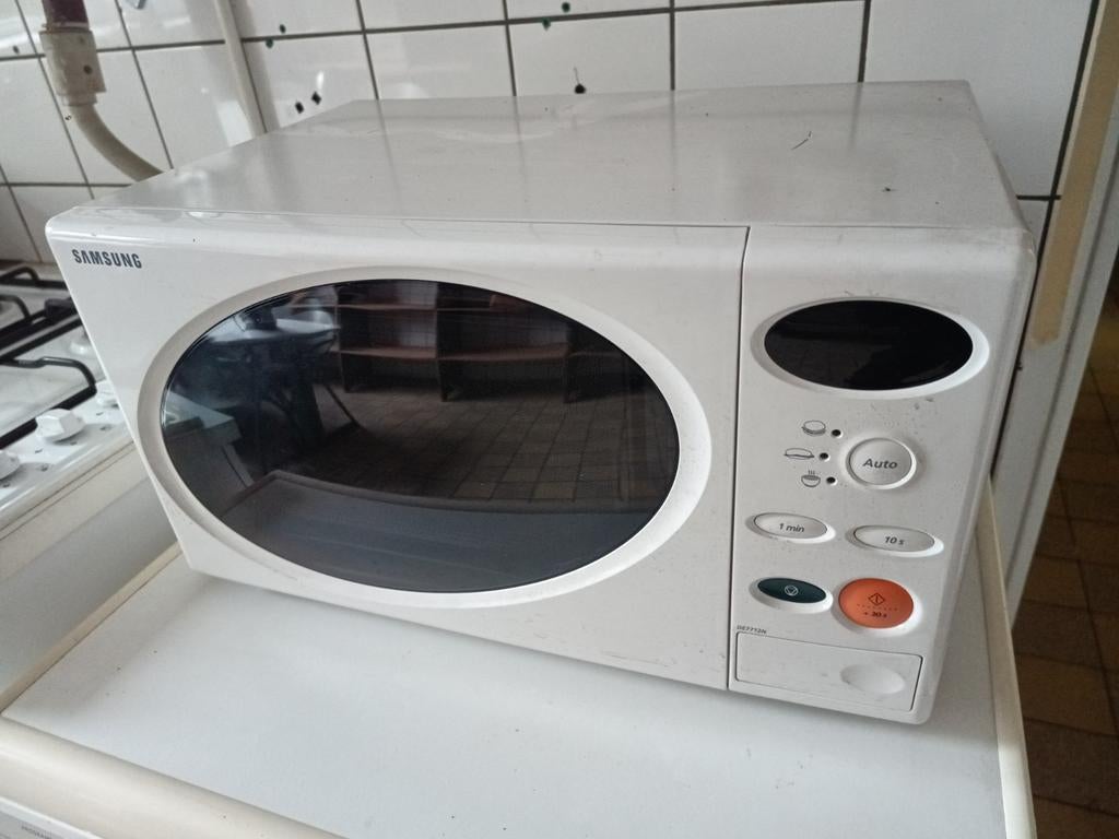 24V Magnetron 820W - Gebruikt en Werkend, Witgoed en Apparatuur, Magnetrons, Gebruikt, Vrijstaand, Magnetron, 45 tot 60 cm, Draaiplateau