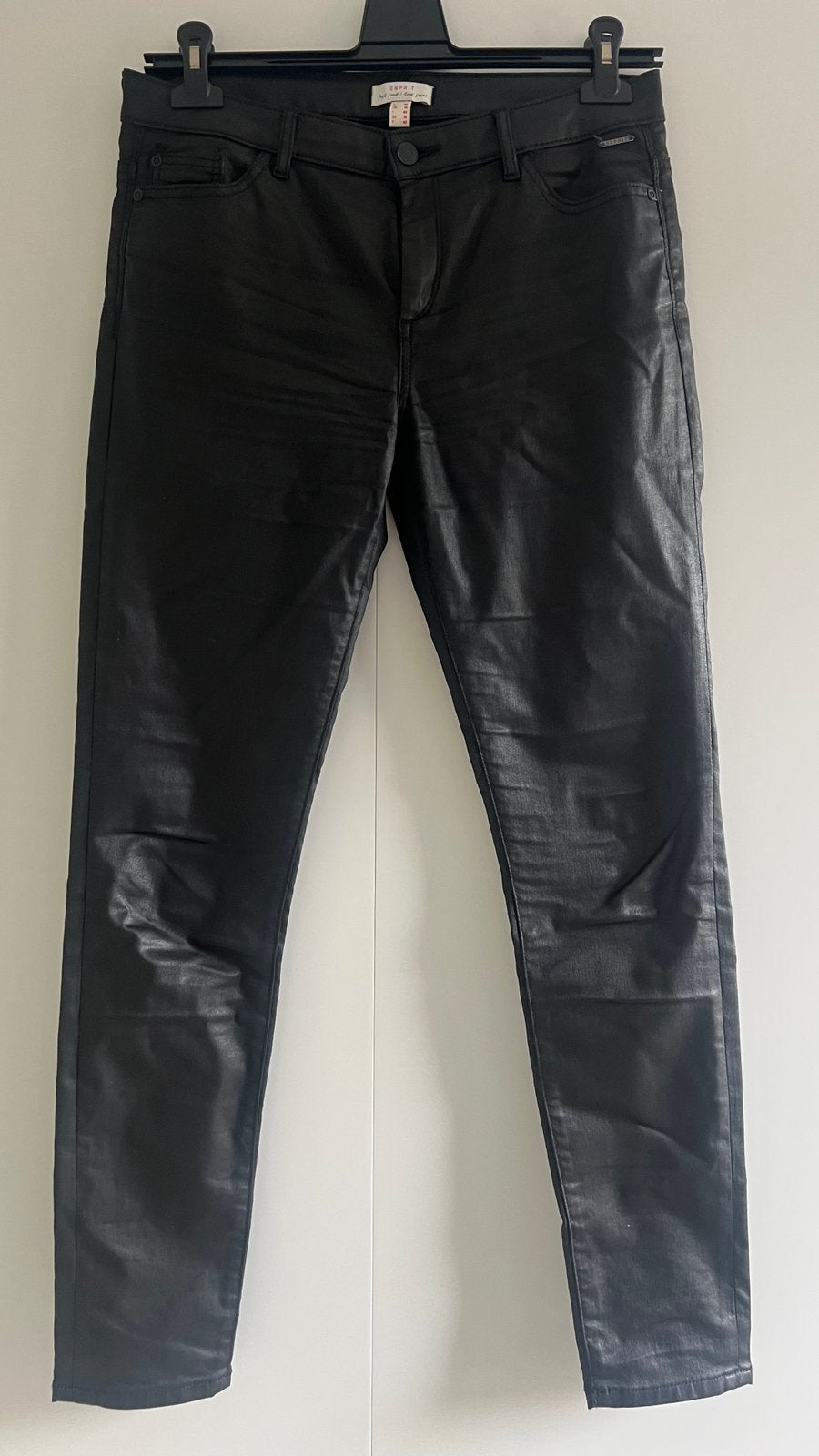 Esprit zwart coated broek maat 40, Zwart, Ophalen of Verzenden, Zo goed als nieuw, W30 - W32 (confectie 38/40)
