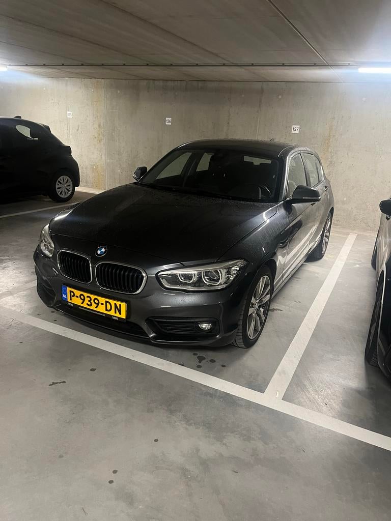 BMW 1-Serie 118i 136pk EDE Aut 2017 Grijs, Auto's, BMW, 650 kg, Particulier, 3 cilinders, 1300 kg