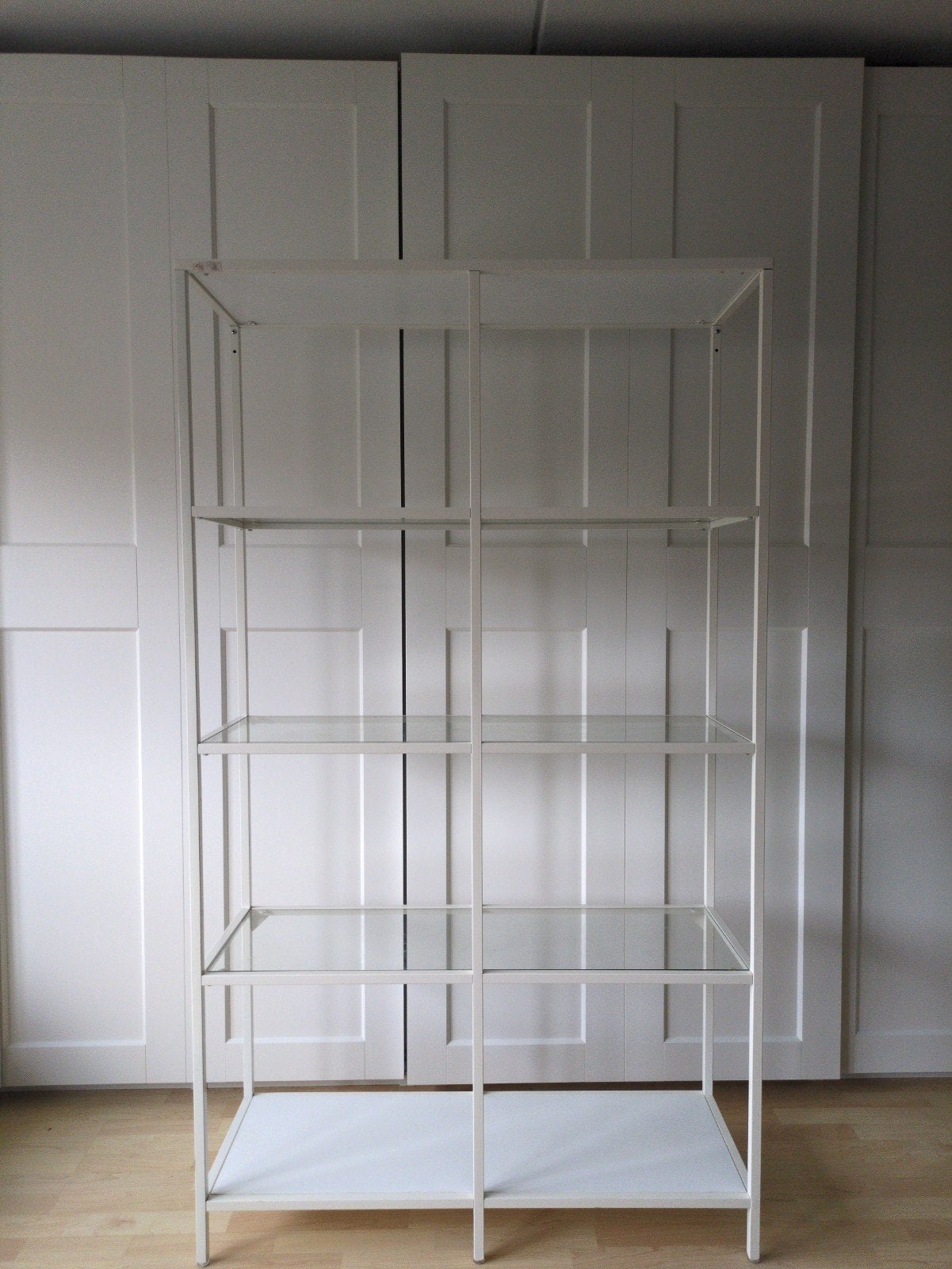 Witte metalen stellingkast met glazen planken IKEA VITTSJÖ, Ophalen, Gebruikt