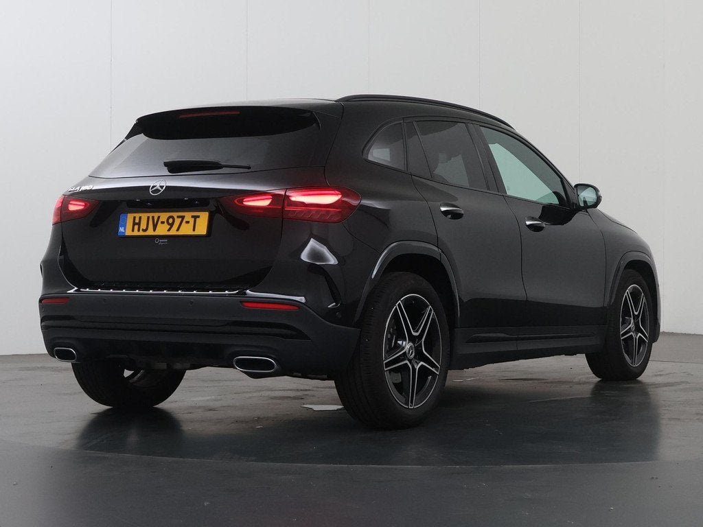 Mercedes-Benz GLA-klasse 180 AMG Line | AMG | Stoelverwarmin, Auto's, Mercedes-Benz, Gebruikt, 4 cilinders, Zwart, Bedrijf