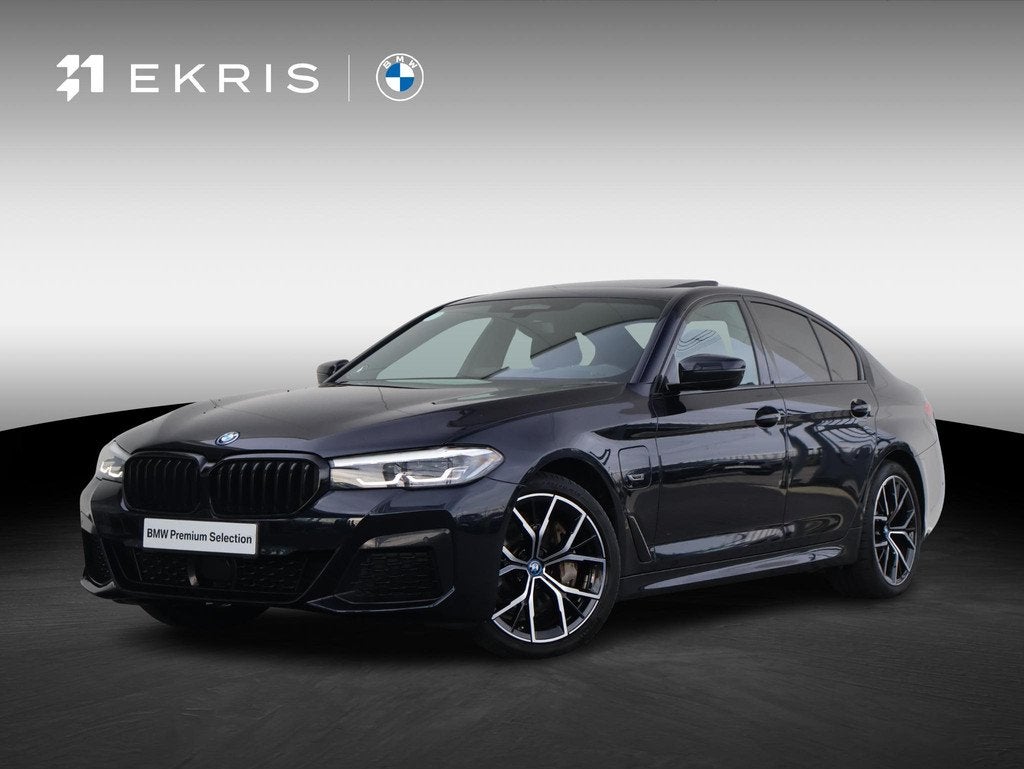 BMW 5-serie 545e xDrive Business Edition Plus M Sportpakket/, Auto's, BMW, Stof, Gebruikt, 394 pk, Zwart