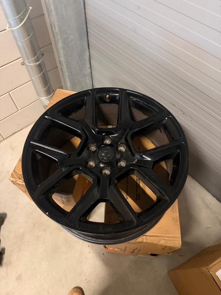 Dodge RAM lichtmetalen velgen, Auto diversen, Wieldoppen, Ophalen, Zo goed als nieuw