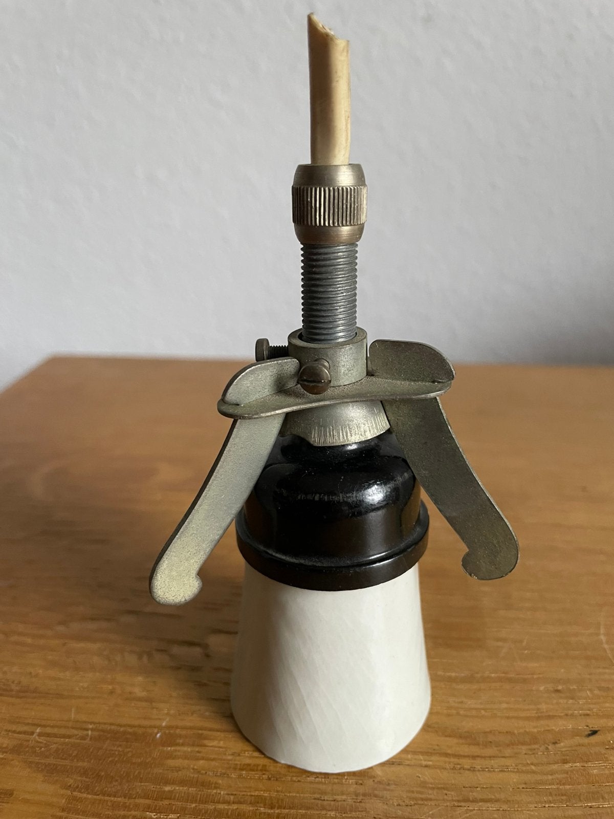 Oude wit porseleinen E-27 lampfitting met metalen klauwtjes, Antiek en Kunst, Ophalen of Verzenden