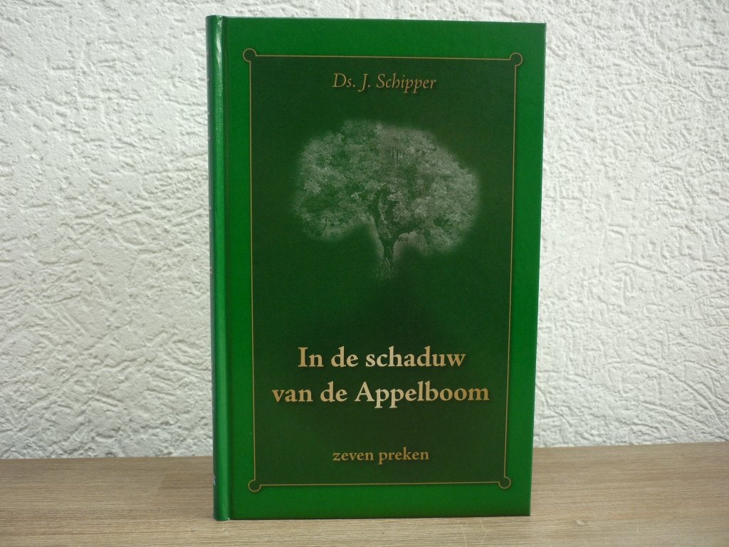 Ds. J. Schipper - In de schaduw van de appelboom, Ophalen of Verzenden, Zo goed als nieuw, Christendom | Protestants