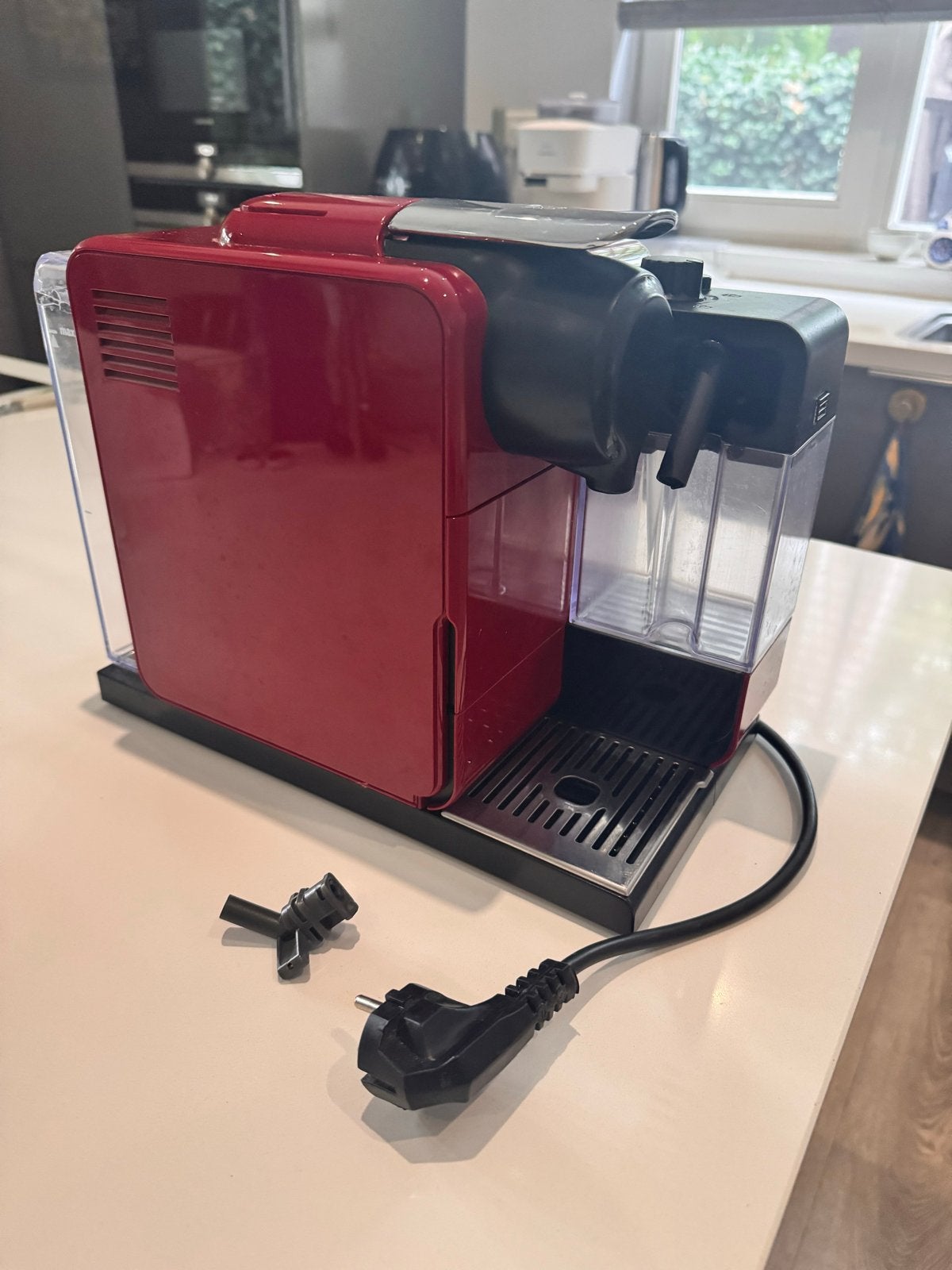 PARTS ONLY - Nespresso Lattissima koffiemachine - Rood, Witgoed en Apparatuur, Gebruikt, Koffiemachine, Ophalen of Verzenden, 1 kopje