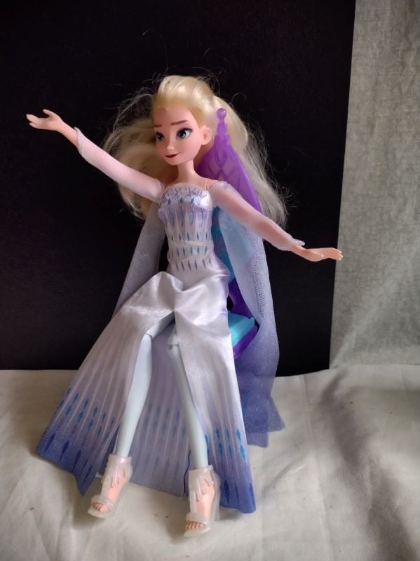 Originele Frozen speelset van Disny, Elsa en Anna + kaptafel, Ophalen of Verzenden, Zo goed als nieuw, Barbie
