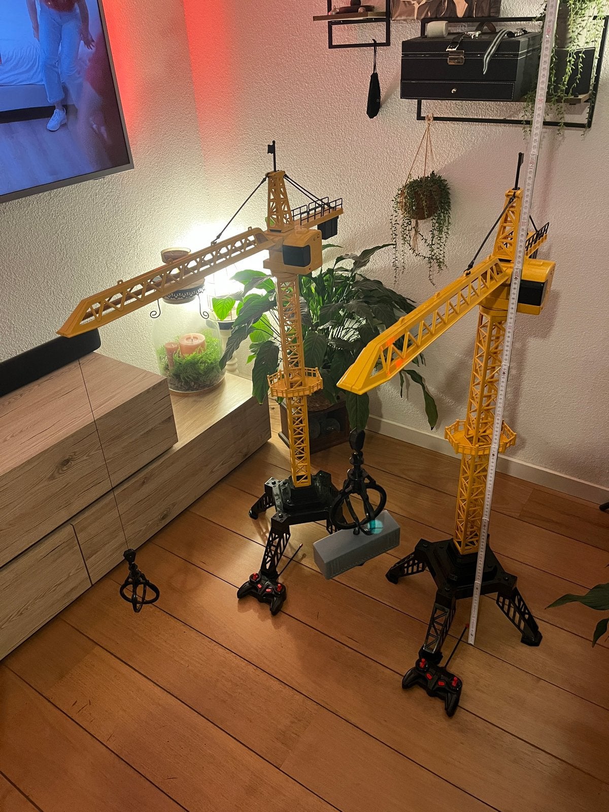 Grote bouw kraan 120cm hoog (excl. accu) €40 voor de twee., Ophalen, Gebruikt, Bouwen
