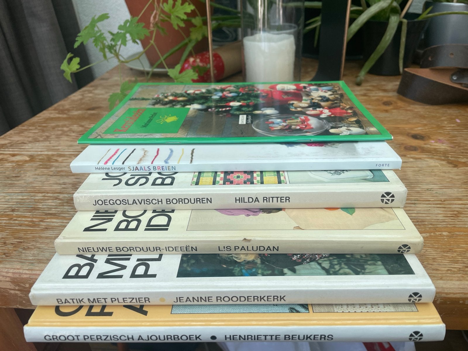 Boeken over handwerken: borduren, breien, batik, Ophalen of Verzenden, Gelezen, Borduren en Naaien