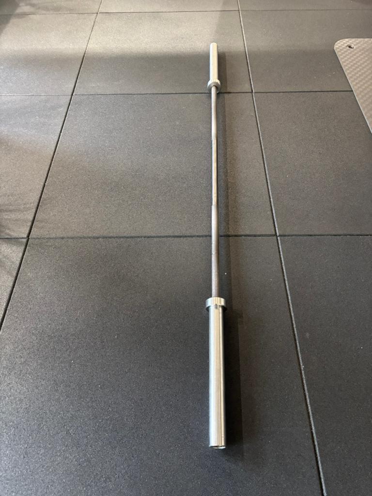 ATX Barbell 20 kg zwarte coating, Sport en Fitness, Fitnessmaterialen, Ophalen, Zo goed als nieuw, Halterstangen