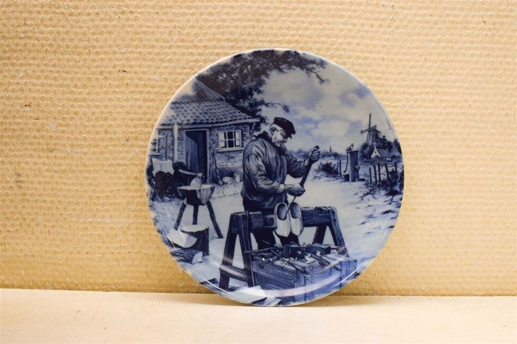 Delft Blauw porseleinen wandbord een klompenmaker aan het we, Ophalen of Verzenden, Gebruikt