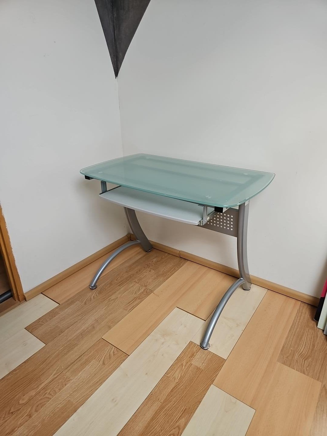 Glazen computerbureau met uitschuifbaar plateau – €20
Advert, Ophalen, Zo goed als nieuw, Grijs, Glas