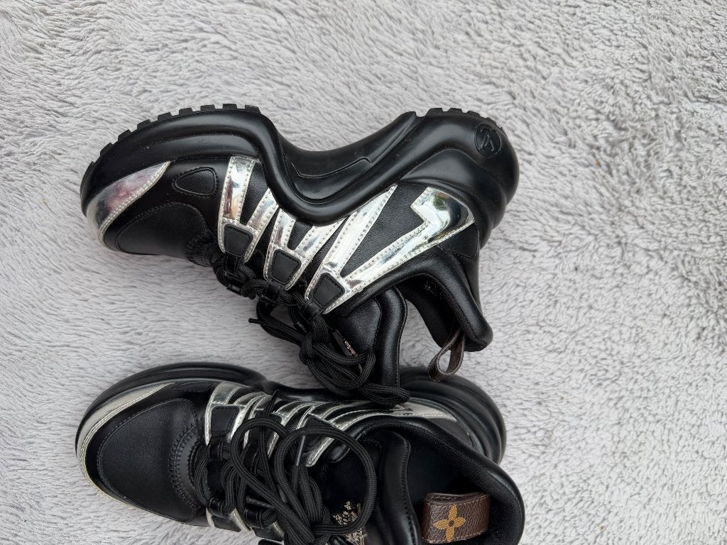 Zwart met metallic zilver Schoenen LV, Kleding | Dames, Schoenen, Zwart, Ophalen of Verzenden, Sneakers of Gympen, Onbekend