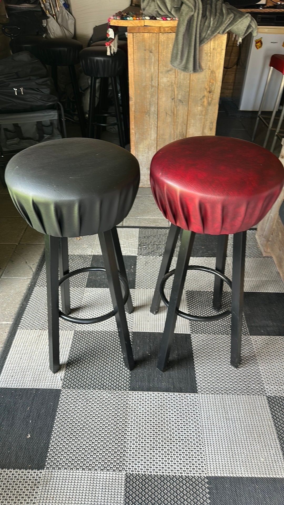 6 barkrukken, 2 krukken, Ophalen, Zo goed als nieuw, 60 tot 90 cm