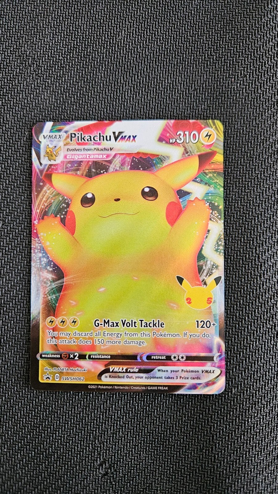 Pikachu VMAX Pokémon kaart - SWSH062, Hobby en Vrije tijd, Ophalen of Verzenden, Zo goed als nieuw, Losse kaart