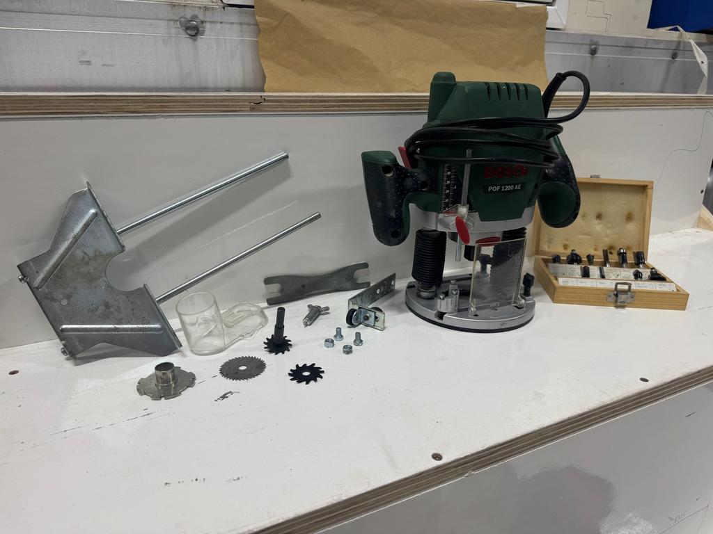 Bosch POF 1200 AE bovenfrees + Systainer + Frezenset, Ophalen of Verzenden, Zo goed als nieuw, Elektrisch, Bovenfrees