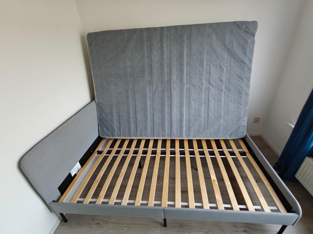 IKEA SLATTUM bedframe 140x200cm met lattenbodem (grijs), Huis en Inrichting, Slaapkamer | Bedden, Zo goed als nieuw, Tweepersoons
