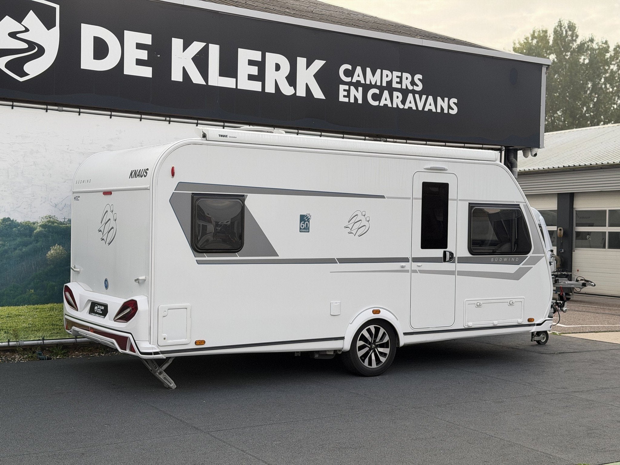 Knaus SUDWIND 500 UF 60 YEARS (bj 2021), Caravans en Kamperen, 7 tot 8 meter, Bedrijf, Info@deklerkcaravans.nl, Hordeur