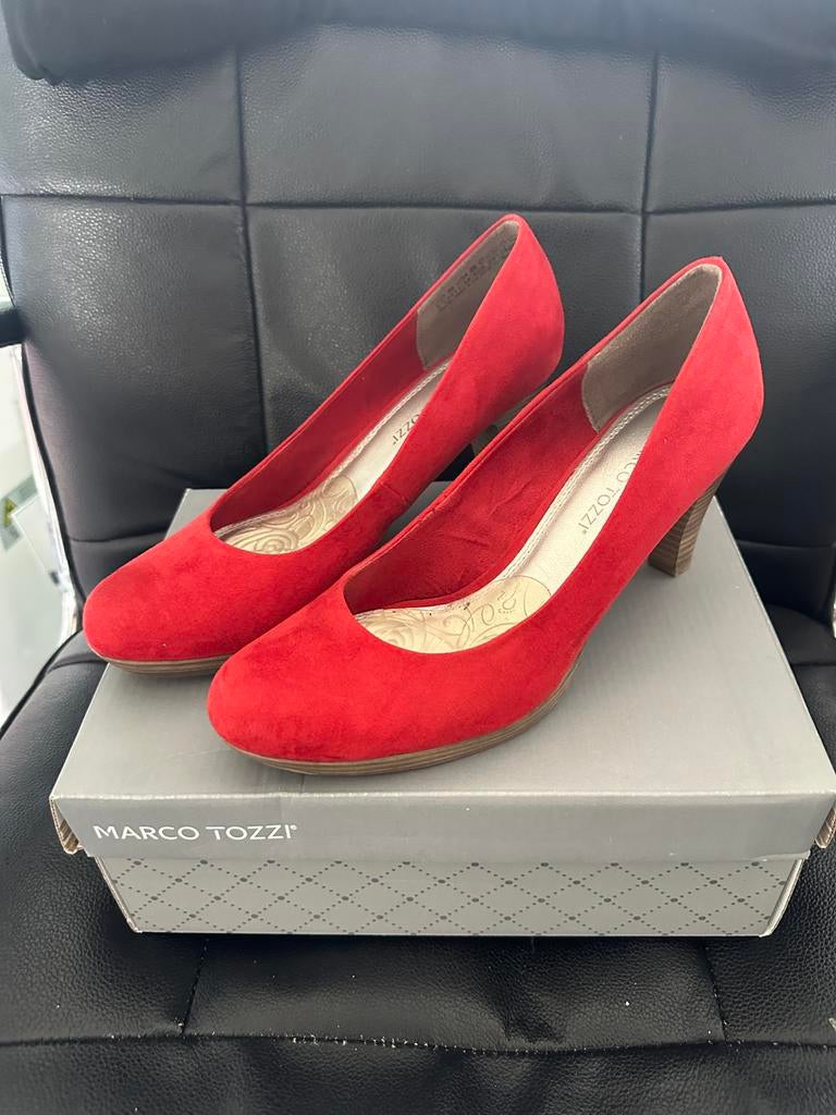 Marco Tozzi rode pumps maat 40, Kleding | Dames, Schoenen, Pumps, Ophalen of Verzenden, Zo goed als nieuw, Rood