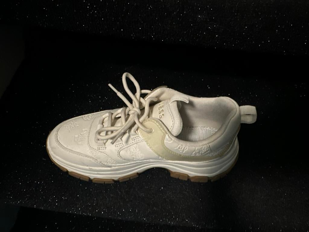 Witte Guess sneakers met logo reliëf, Ophalen of Verzenden, Gedragen, Wit, Sneakers of Gympen