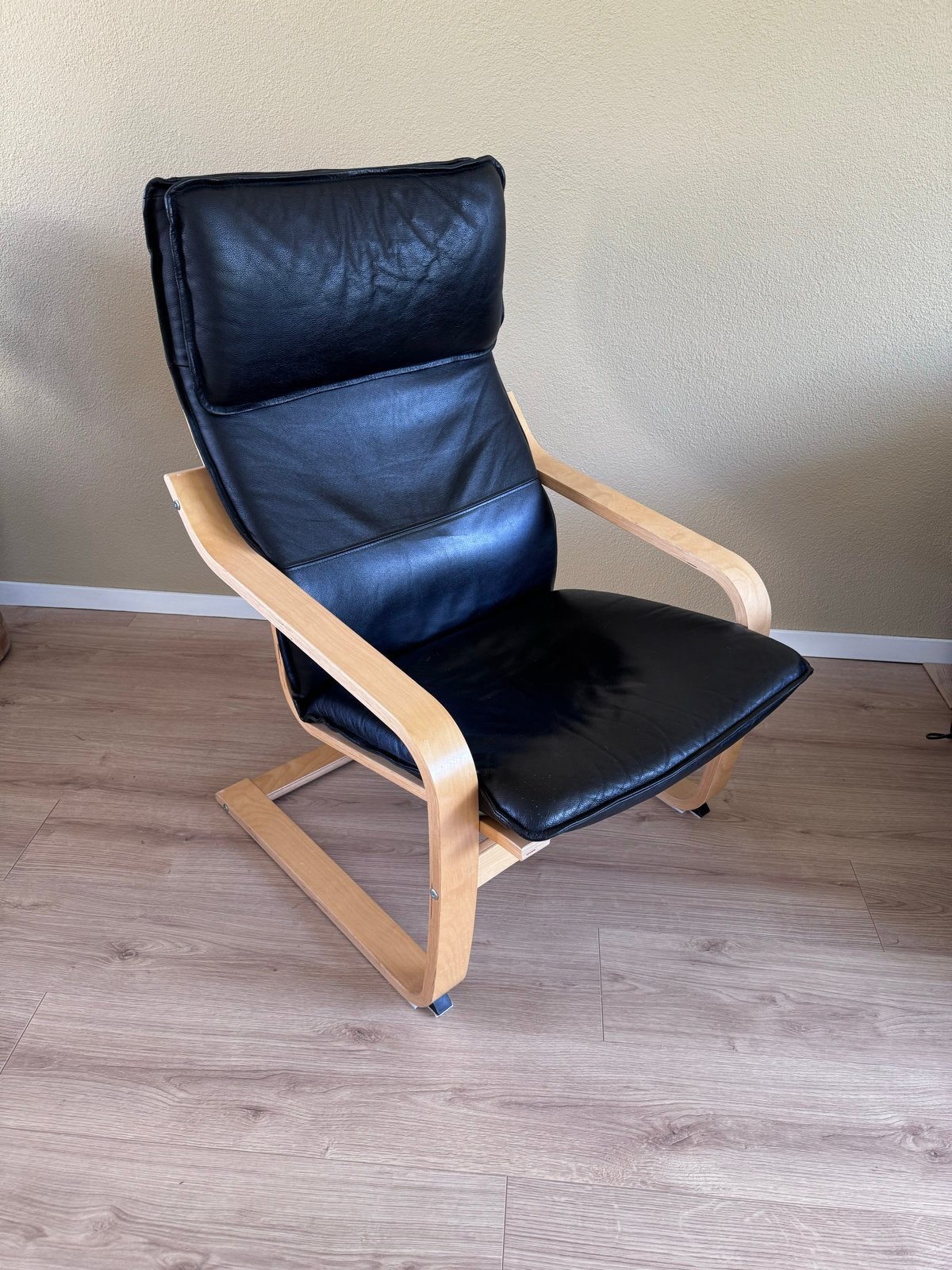 Comfortabele fauteuil (Ikea Poäng) met zwart leren bekleding, Ophalen, Gebruikt, Zwart, Eén
