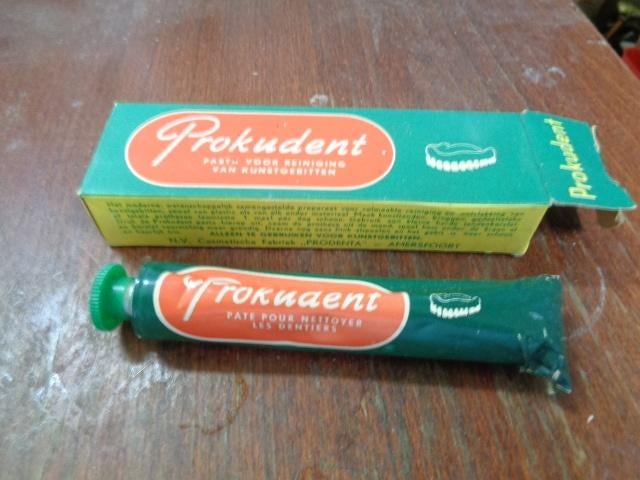 Pakje + tube Prokudent voor reiniging kunstgebitten., Verzamelen, Merken en Reclamevoorwerpen, Ophalen of Verzenden, Overige typen