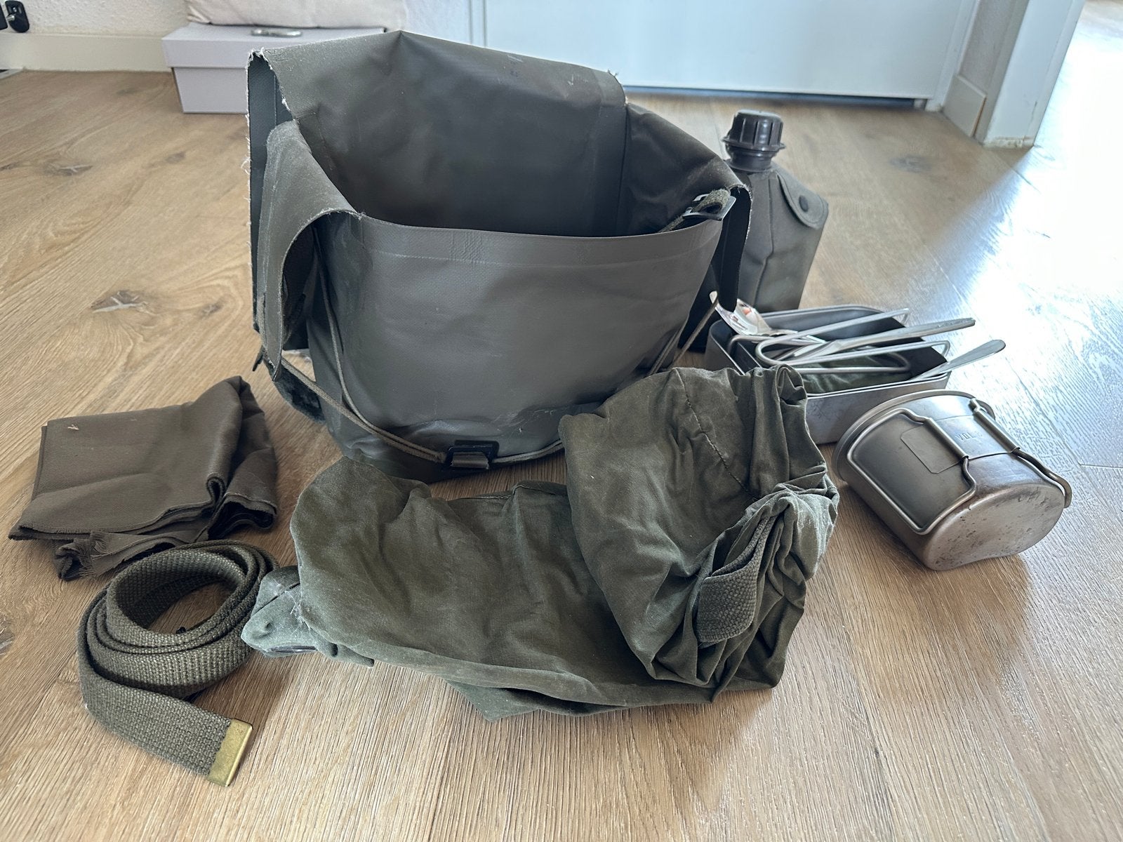 Militair veldset: tas, veldfles, eetgerei en meer, Verzamelen, Militaria | Algemeen, Landmacht, Overige typen, Overige gebieden