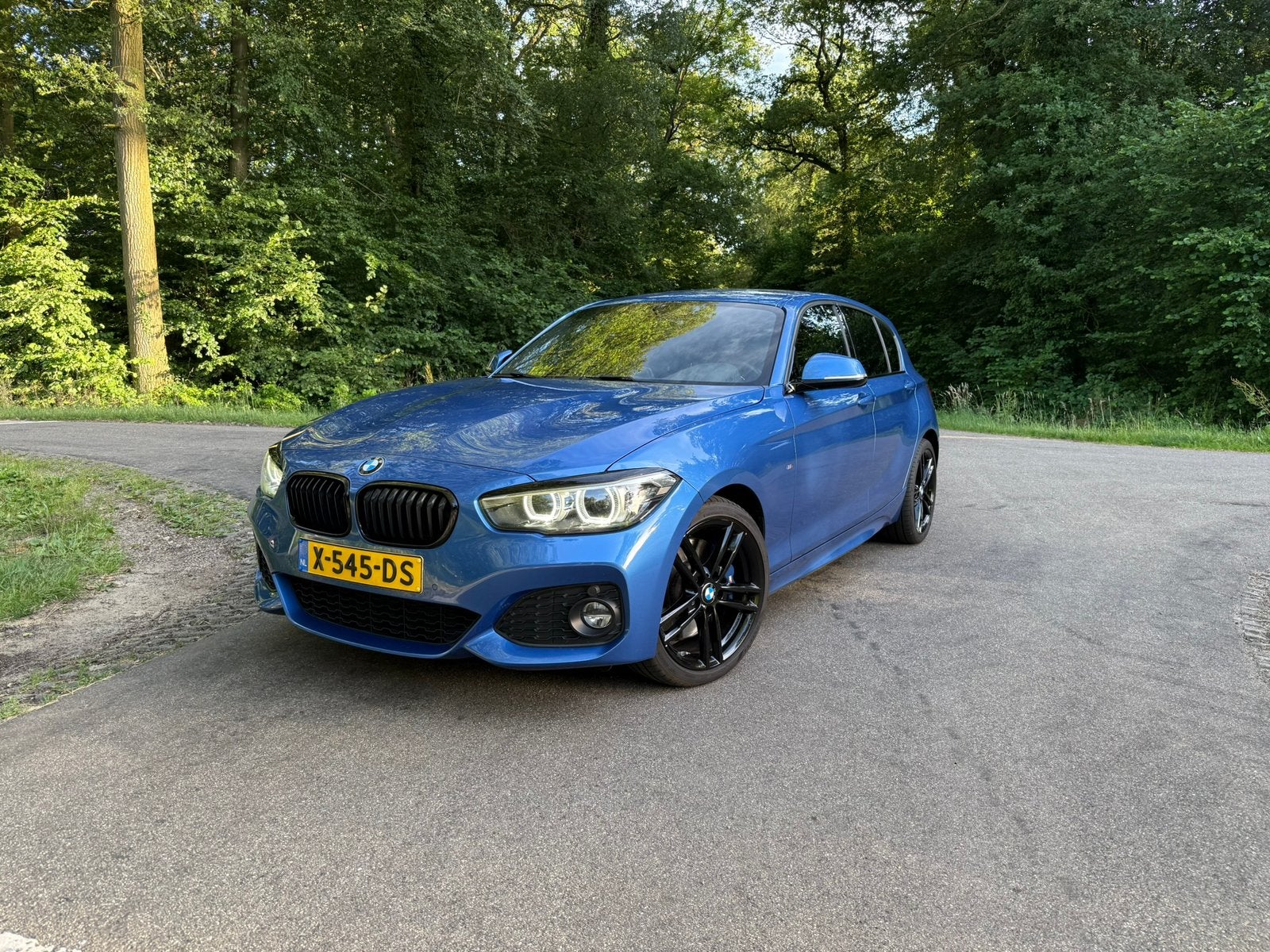 BMW 1-serie 120i M-sport shadow, H&K, leder, Carplay, LCI2, 1998 cc, Achterwielaandrijving, Zwart, 4 cilinders