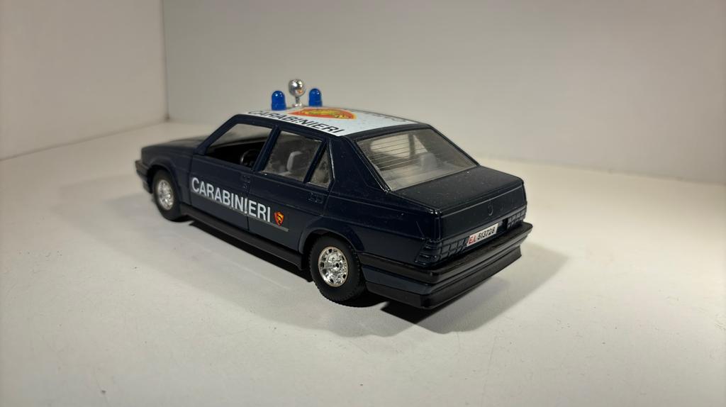 Alfa romeo 75 carabinieri Bburago 1.24, Hobby en Vrije tijd, Modelauto's | 1:24, Ophalen of Verzenden, Bburago, A, A