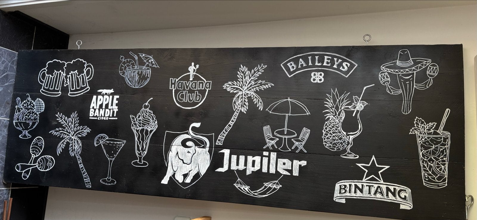 Zwart houten bord met drankjes en logo's, handgeschilderd, Ophalen, Hout, Overige stijlen, Gebruikt