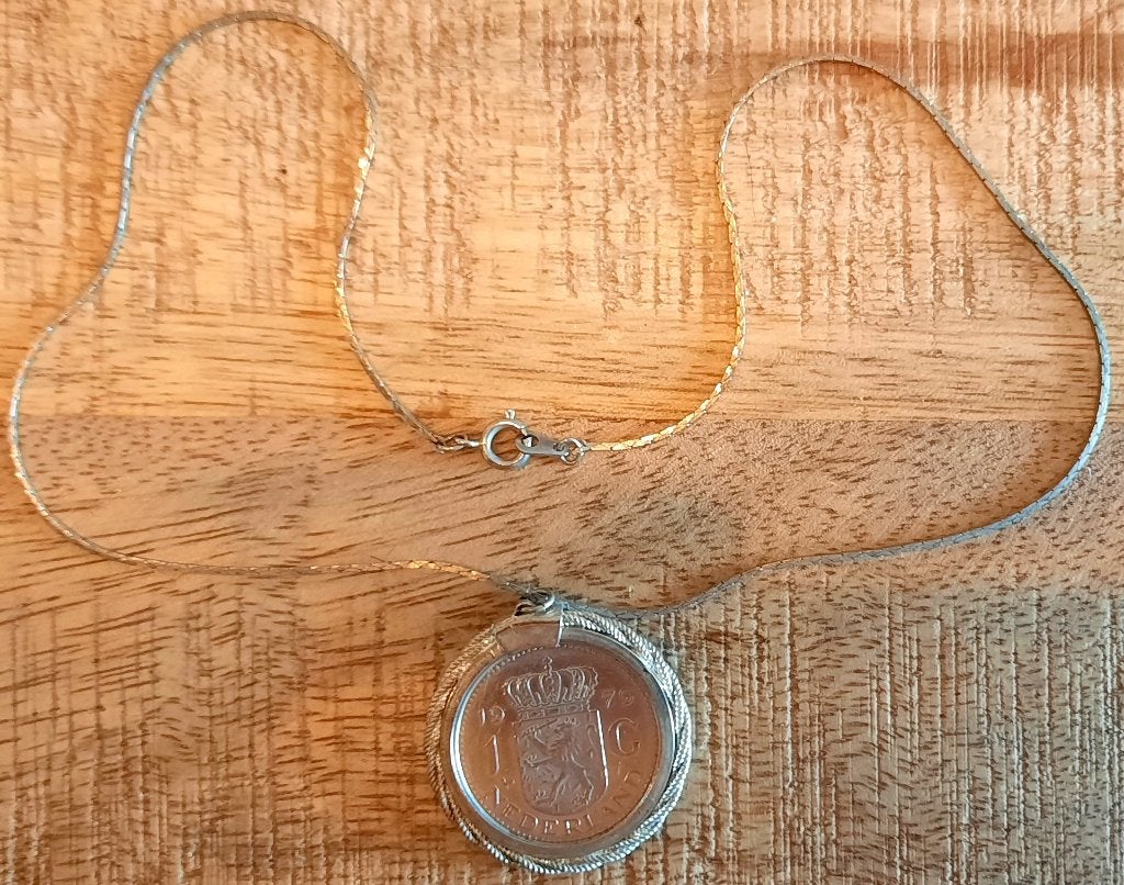 Ketting met 1 gulden munt Juliana 1979., Overige materialen, Overige voorstellingen, Ophalen of Verzenden, Zo goed als nieuw