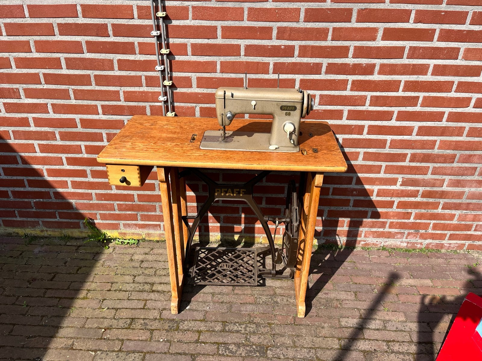 Vintage Pfaff 60 Naaimachine met Houten Tafel, Antiek en Kunst, Ophalen