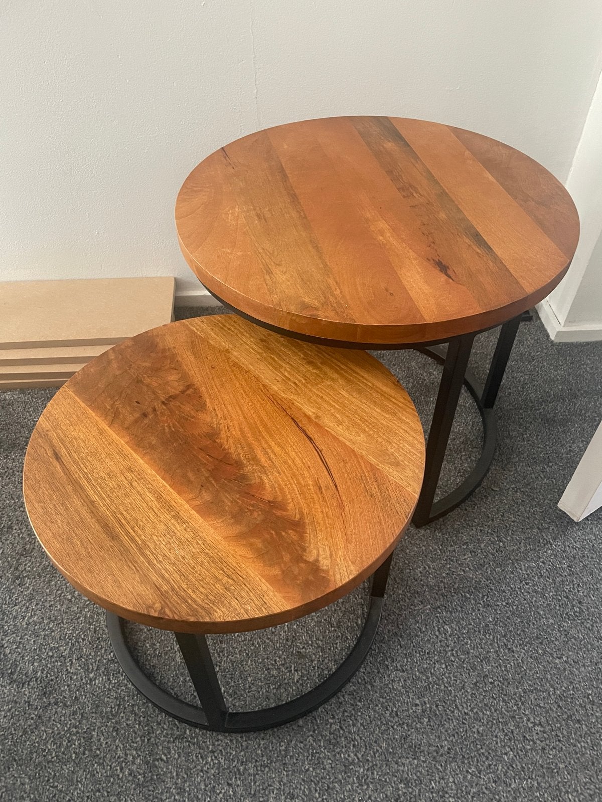 Set van 2 ronde bijzettafels met houten blad en metalen onde, Ophalen, 50 – 75, Minder dan 50 cm, Gebruikt