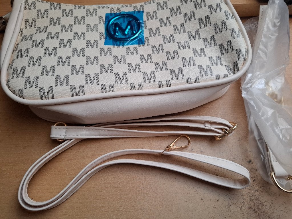 handtas kan ook als toilettas M Kors je weet wel..  Nieuw, Sieraden, Tassen en Uiterlijk, Tassen | Schoudertassen, Ophalen of Verzenden