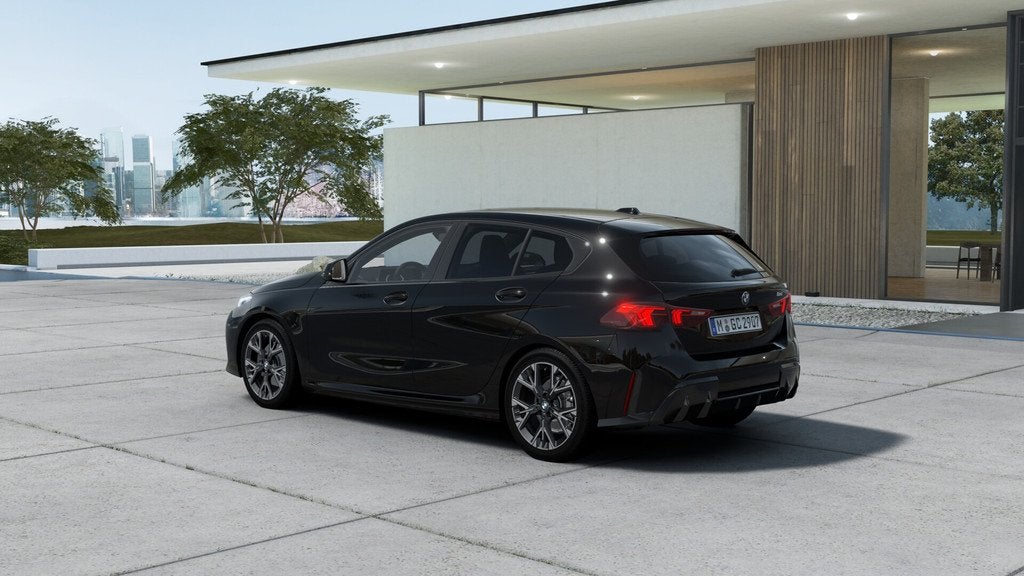 BMW 1 Serie 120 M Sport Automaat / Sportstoelen / M Adaptief, Auto's, BMW, Zwart, 156 pk, Zwart, Bedrijf