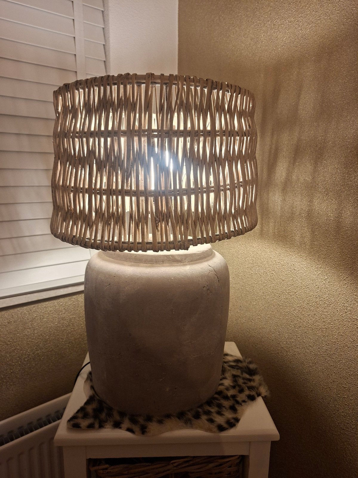 Mooie tafellamp met rotan kap en stenen voet, Beige, Met kap, Ophalen of Verzenden, Zo goed als nieuw