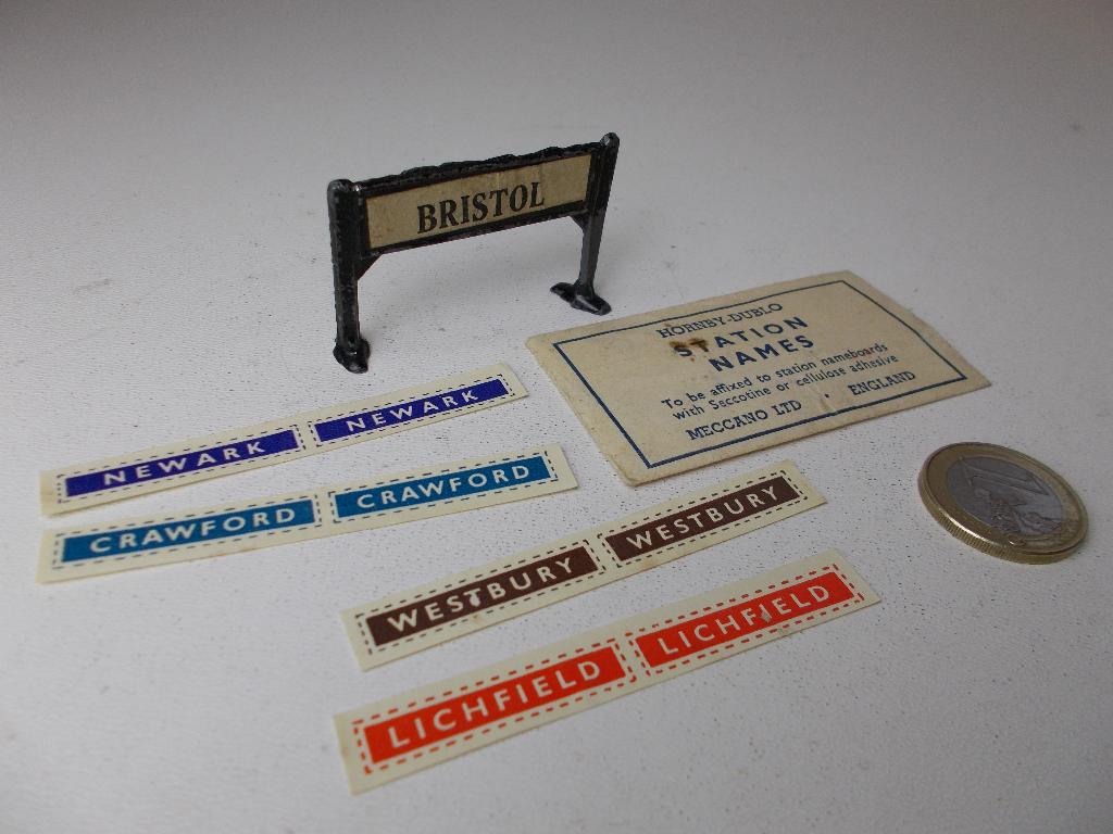 Vintage Kavel STATIONSBORD + STICKERS MET STATIONSNAMEN 4 X!, Ophalen of Verzenden, Zo goed als nieuw, Overige typen, Overige merken