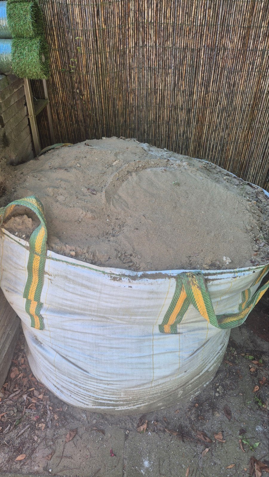 1 kuub schoon wit zand en 15 m2 stoeptegels, Ophalen, Zo goed als nieuw, Ophoogzand