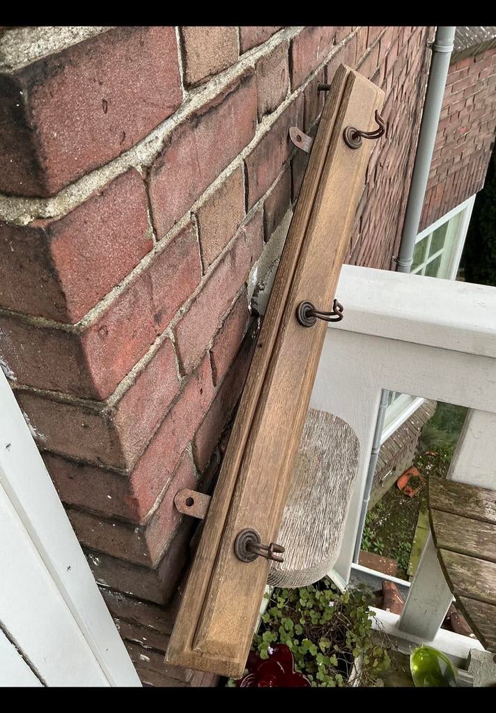 Stokoude eiken kapstok met 3 metalen haakjes 65,5 x 7,2 hout, Ophalen of Verzenden, Zo goed als nieuw, Metaal, Minder dan 100 cm