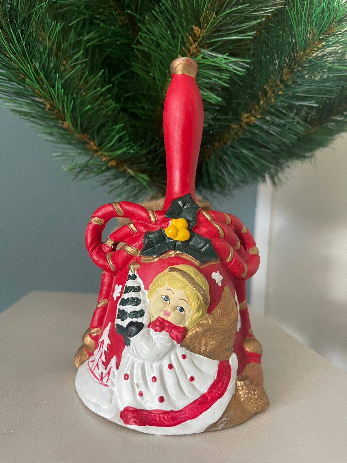 Keramieken kerstbel met een reliëf van een kerstengel, Diversen, Ophalen of Verzenden