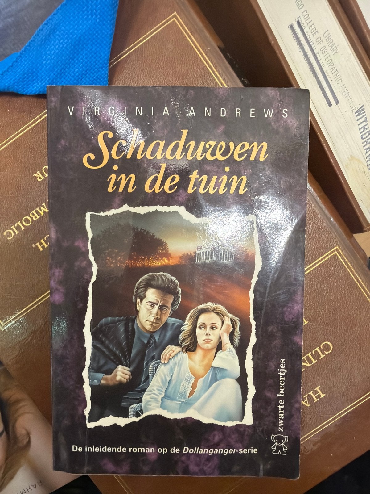 Schaduwen in de tuin - Virginia Andrews (Dollanganger-serie), Ophalen of Verzenden, Gelezen, Nederland