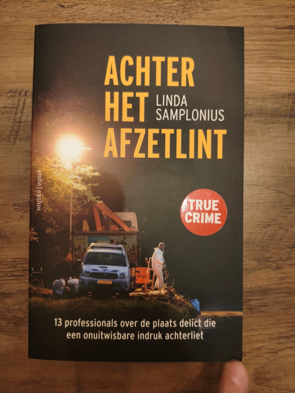 Linda Samplonius - Achter het afzetlint, Ophalen of Verzenden, Zo goed als nieuw, Linda Samplonius