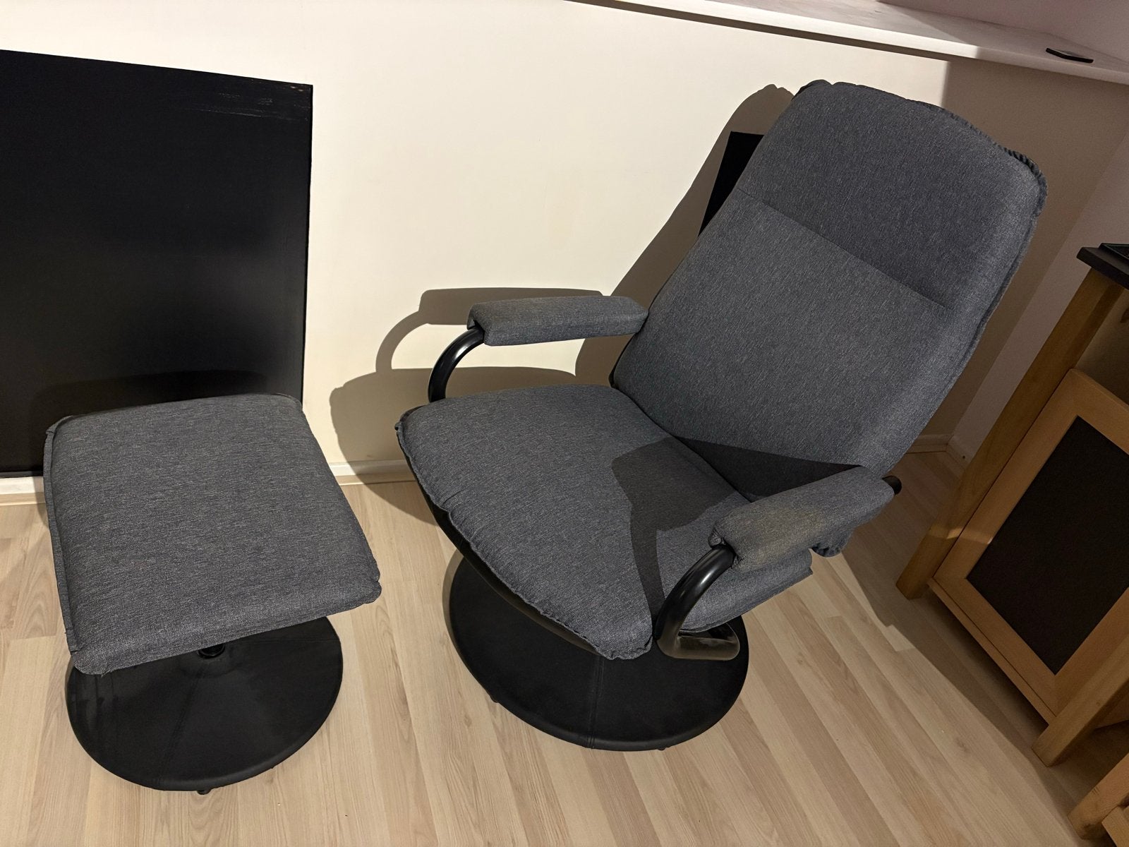 Comfortabele relaxfauteuil met voetenbank - Grijs, Ophalen, Gebruikt, Stof, 75 tot 100 cm