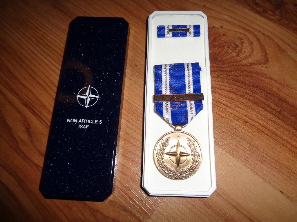 Medaille NATO ISAF leger in doosje met baton, Verzamelen, Militaria | Algemeen, Verzenden, Landmacht, Nederland, Lintje, Medaille of Wings