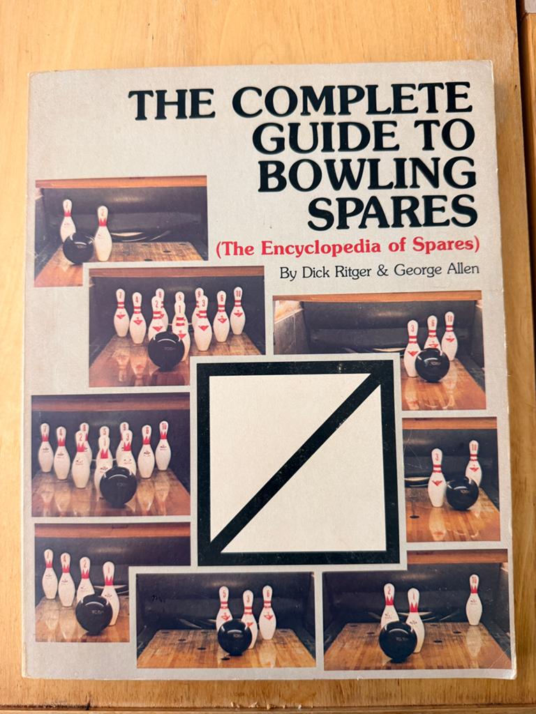 Vintage bowling boek 1979 – Complete Guide Spares, Sport en Fitness, Biljarten en Poolen, Ophalen of Verzenden, Keu of Ballen