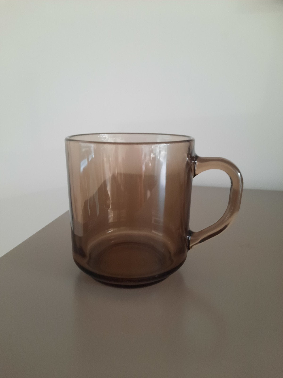 mok beker rookglas Arcoroc France hoogte 9 cm diameter 8 cm, Huis en Inrichting, Ophalen of Verzenden, Glas, Overige stijlen, Kop(pen) en/of Schotel(s)