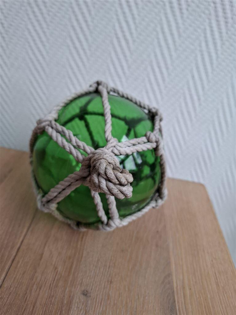 Groene drijfbal in geknoopt net, Ø ong. 15 cm, Antiek en Kunst, Ophalen of Verzenden