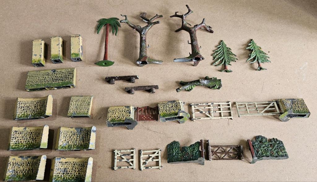 Britains miniatures, tinnen set met bomen, muurtjes, hekken, Ophalen of Verzenden