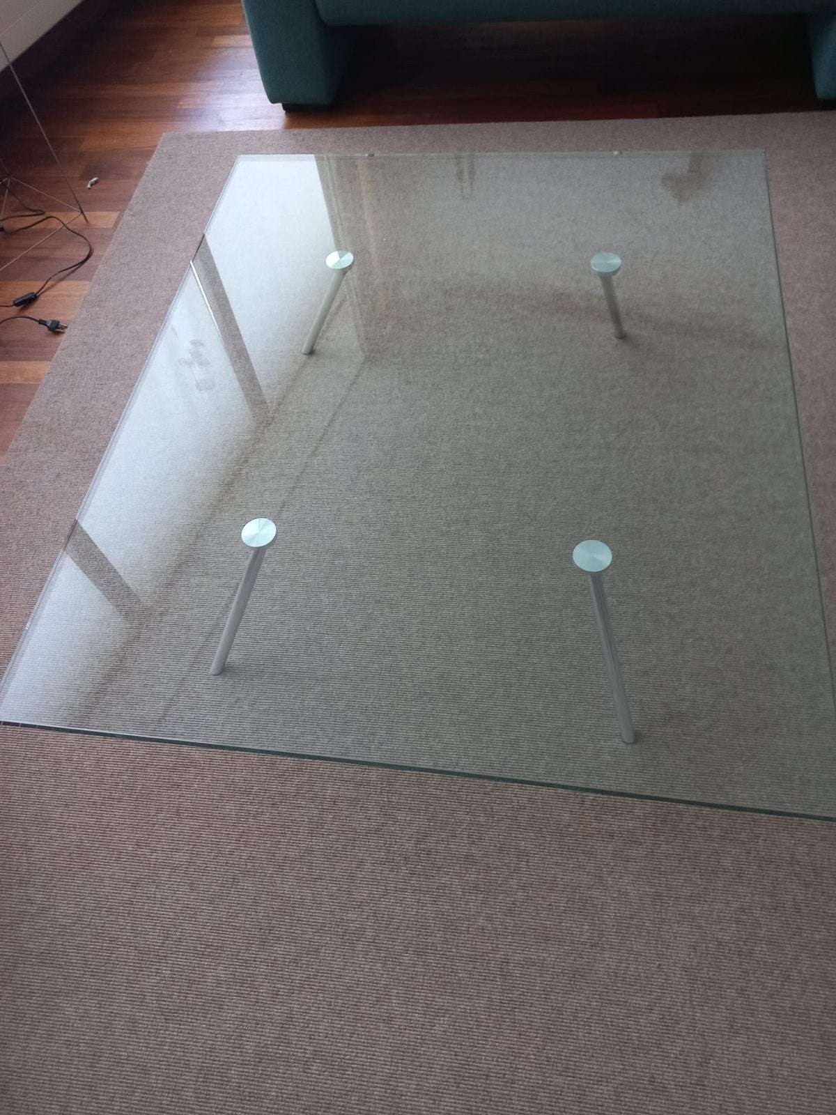 Glazen salontafel met metalen poten, Huis en Inrichting, Tafels | Salontafels, Ophalen, 100 tot 150 cm, Design, Glas
