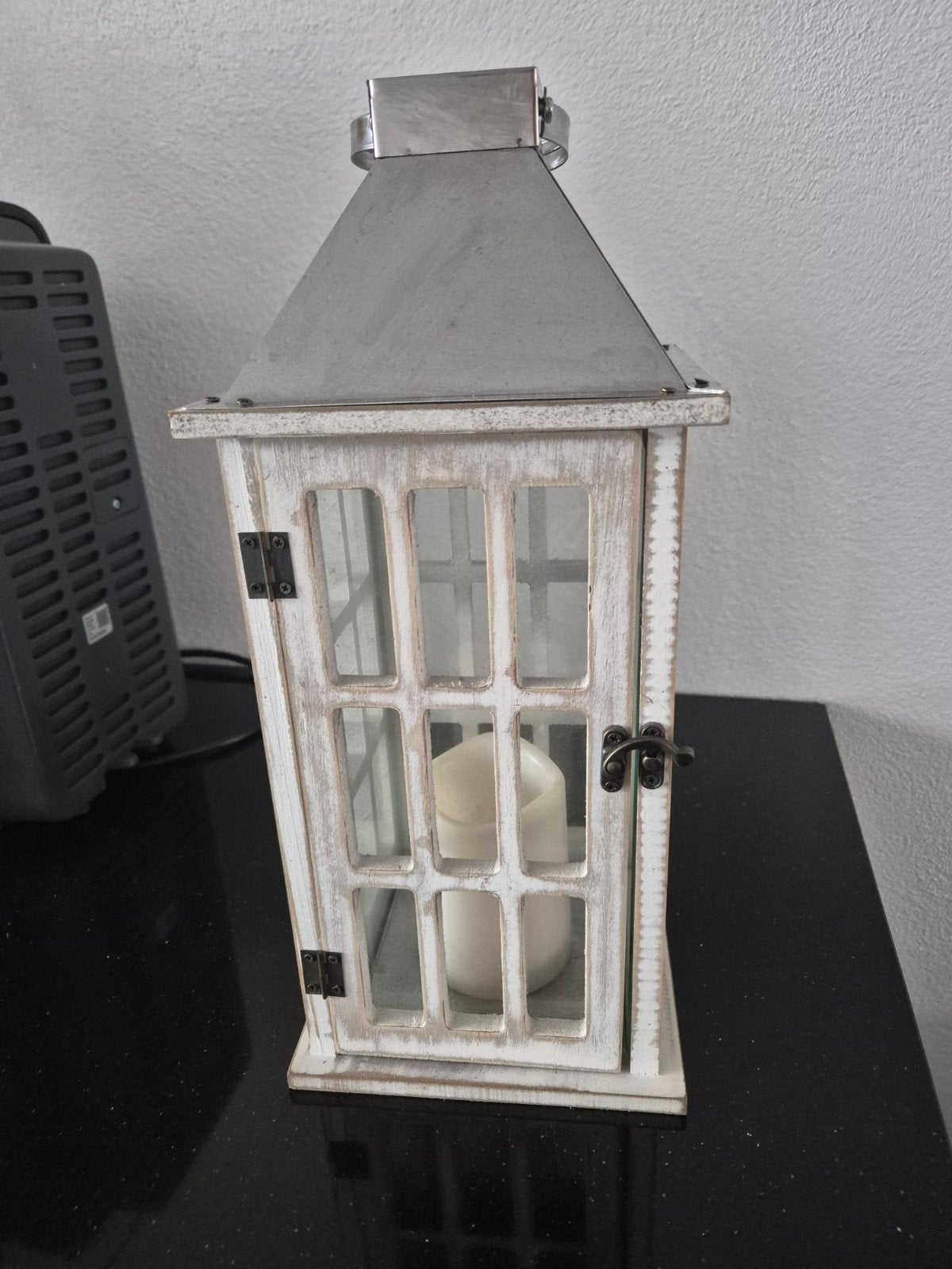 Decoratieve Witte Houten Lantaarn met Metalen Dak, Huis en Inrichting, Lantaarn, Wit, Ophalen of Verzenden, Zo goed als nieuw